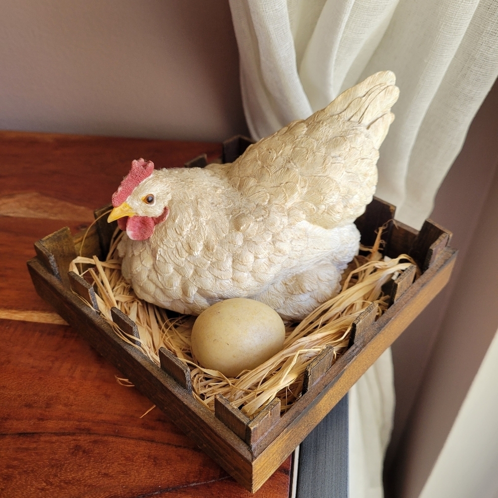 Decorative Collectible Chicken Figurine Rustic Wooden Crate/Straw Egg Resin RARE - Picture 2 of 15